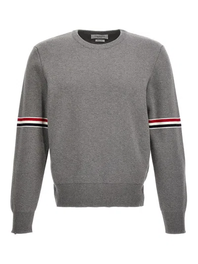 THOM BROWNE SUÉTER CUELLO REDONDO - GRIS
