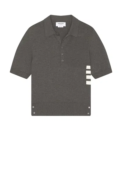 Thom Browne Jersey Stitch Relaxed Fit Short Sleeve Polo In Medium Grey