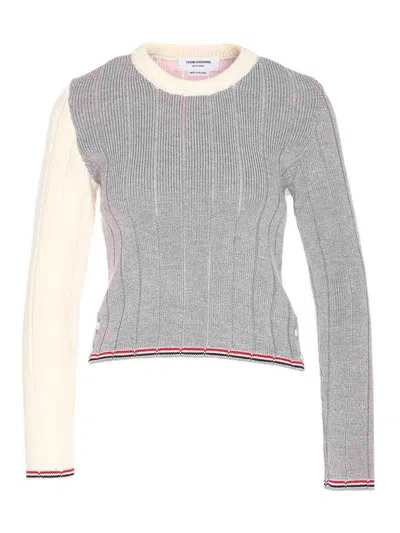 THOM BROWNE SUÉTER CUELLO REDONDO - GRIS