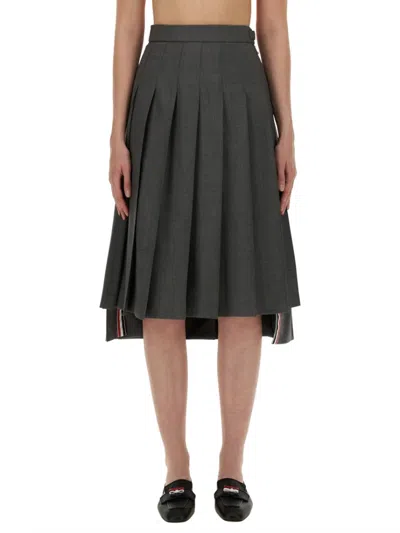 Thom Browne Pleated Grey Midi Skirt With High-low Hem In Grau