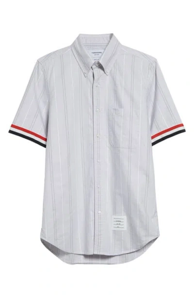 Thom Browne Straight Fit Stripe Short Sleeve Cotton Button-down Shirt In Medium Grey