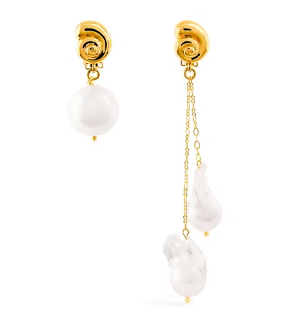 Timeless Pearly Seashell And Pearl Asymmetric Earrings In Gold