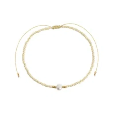 Timi Alba Cream Bead With Pearl Macrame Bracelet In Gold