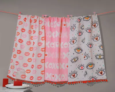 Tiramisu Xoxo Modern Romance Towel Set In Multi