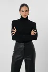Toccin Valeria Rib Knit Turtle Neck In Black