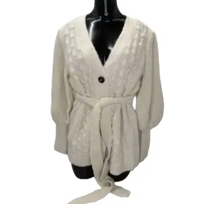 Toccin Women's Short Popcorn Cardigan In Vanilla In White