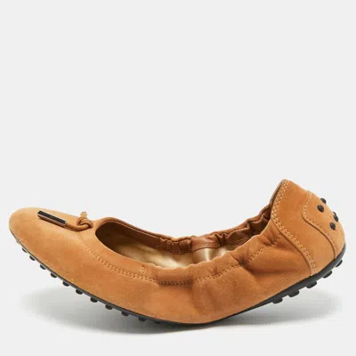 Pre-owned Tod's Beige Suede Bow Scrunch Ballet Flats Size 37.5 In Sand