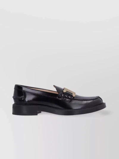 Tod's Exquisite Craftsmanship: Chain-plaque Leather Loafers In Black