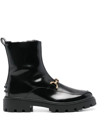 Tod's Gold-tone Logo-plaque Ankle Boots In Schwarz