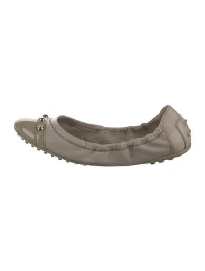 Pre-owned Tod's Leather Ballet Flats In Neutral