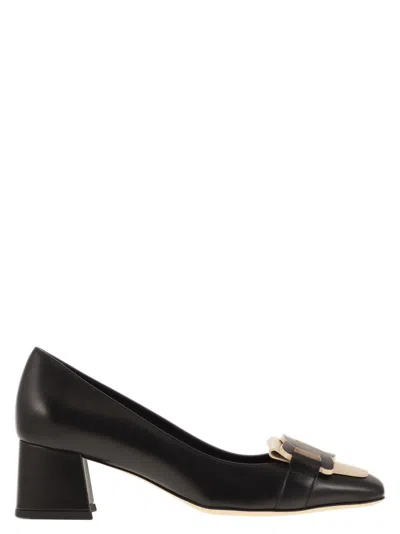 TOD'S LEATHER PUMPS WITH CHAIN