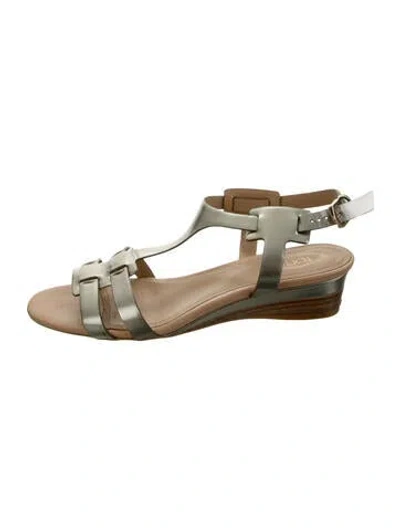 Pre-owned Tod's Leather T-strap Sandals In Gold