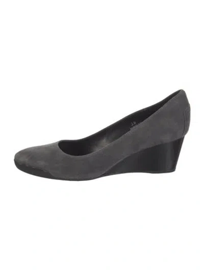 Pre-owned Tod's Suede Pumps In Black
