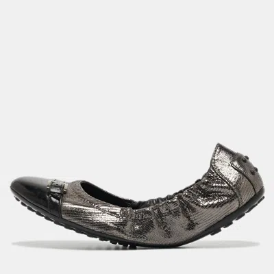 Tod's Sliver/black Textured Suede And Leather Buckle Detail Scrunch Ballet Flats In Silver