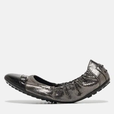 Tod's Sliver/black Textured Suede And Leather Buckle Detail Scrunch Ballet Flats In Gray