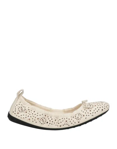 Tod's Ballet Flats In White