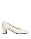 Tod's Pumps In White