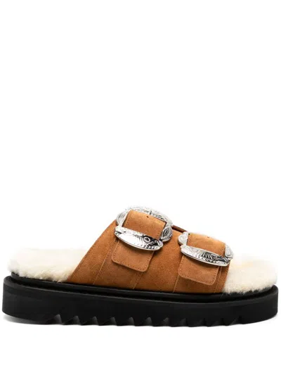 Toga Buckled Sandals In 褐色