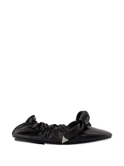 Toga Ruched-detail Ballet Flats In Black