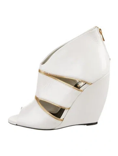 Pre-owned Tom Ford Leather Cutout Accent Slingback Sandals In White