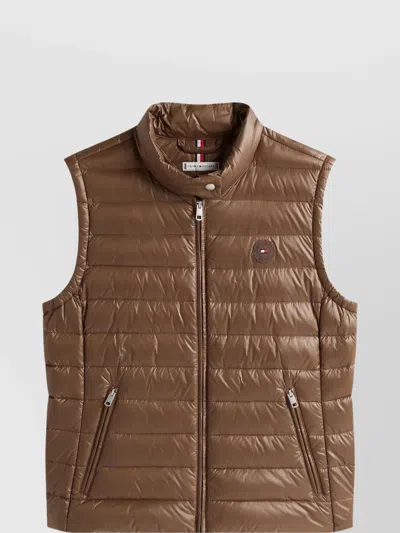 TOMMY HILFIGER COLLAR HIGH PACKABLE PADDED SLEEVELESS