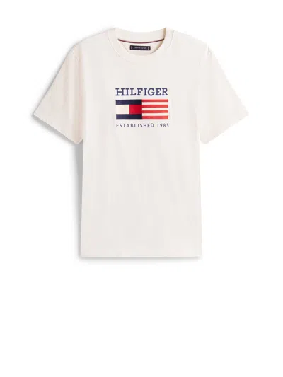 TOMMY HILFIGER TOMMY HILFIGER IVORY T-SHIRT WITH BIG FLAG PRINT.