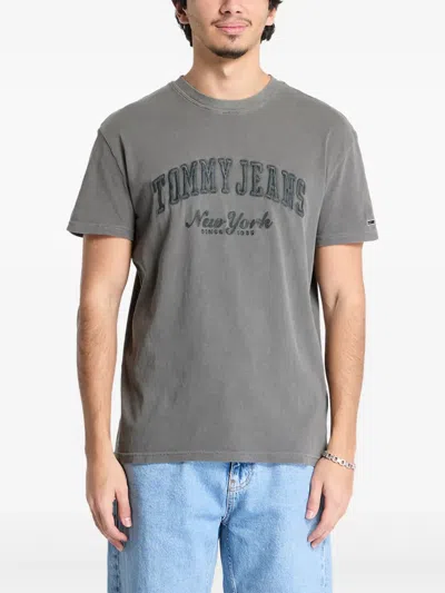 Tommy Hilfiger Logo-appliqué T-shirt In Gray