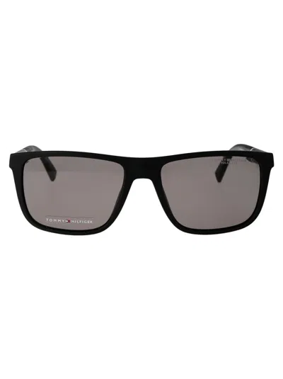 Tommy Hilfiger Sunglasses In Black