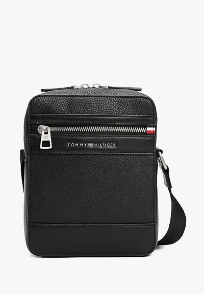 Tommy Hilfiger Th Central Mini Reporter Handbag In Black