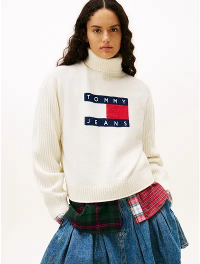Tommy Hilfiger Tommy Jeans Flag Logo Turtleneck Sweater In Neutral