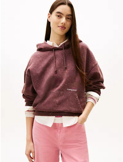 Tommy Hilfiger Tommy Jeans Logo Garment In Burgundy