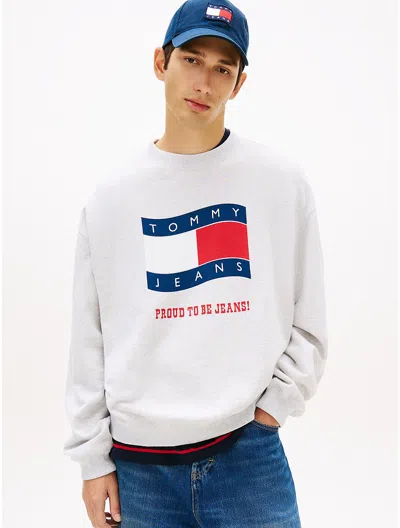 Tommy Hilfiger Tommy Jeans Wavy Flag Logo Sweatshirt In White
