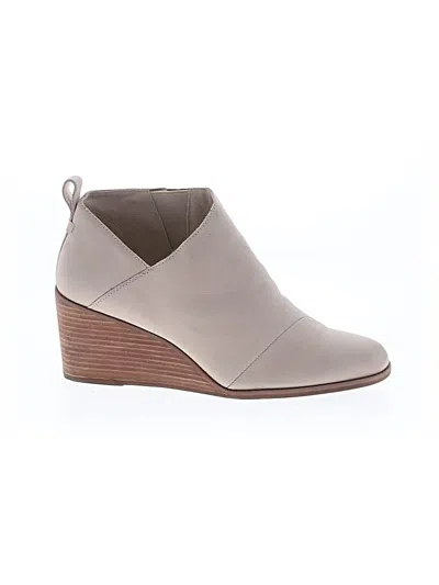 Pre-owned Toms Ankle Boots In Ivory