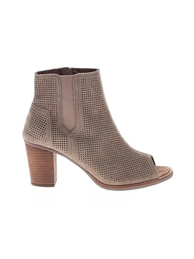 Pre-owned Toms Ankle Boots In Tan