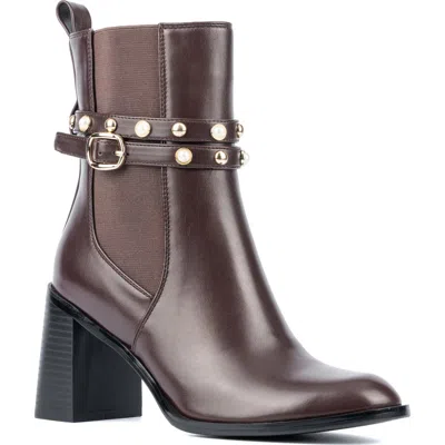 Torgeis Ivy Studded Chelsea Boot In Brown