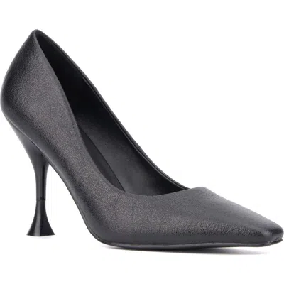 Torgeis Kamana Pointed Toe Pump