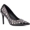 Torgeis Zoelle Studded Pump In Black