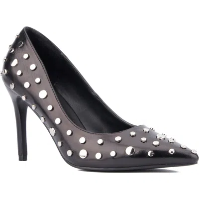 Torgeis Zoelle Studded Pump In Black