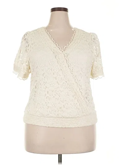 Pre-owned Torrid Short Sleeve Top Ivory V-neck Tops