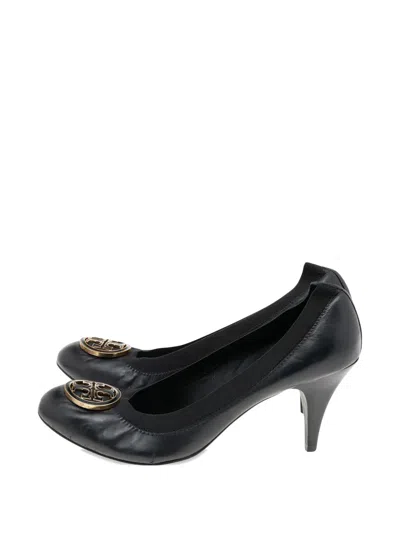 Pre-owned Tory Burch Caroline Logo-plaque Pumps In Black