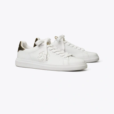 Tory Burch Double T Howell Court Sneakers In Titanium White/spark Gold