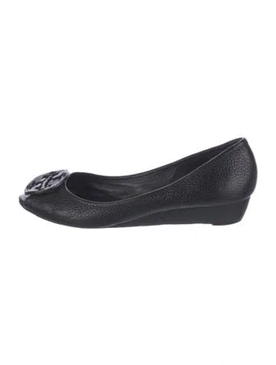 Pre-owned Tory Burch Leather Floral Print Pumps In Black