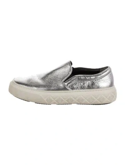 Pre-owned Tory Burch Leather Loafers In Metallic/silver