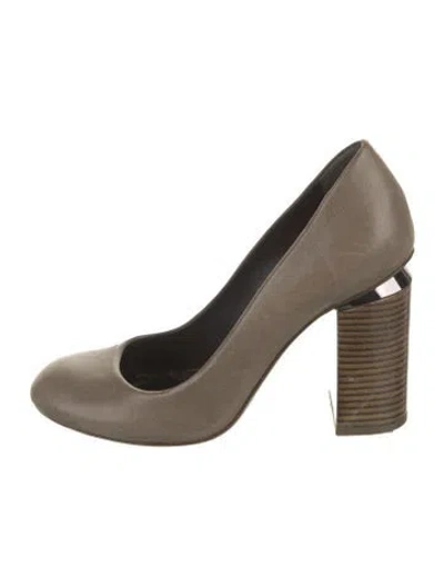 Pre-owned Tory Burch Leather Pumps In Gray