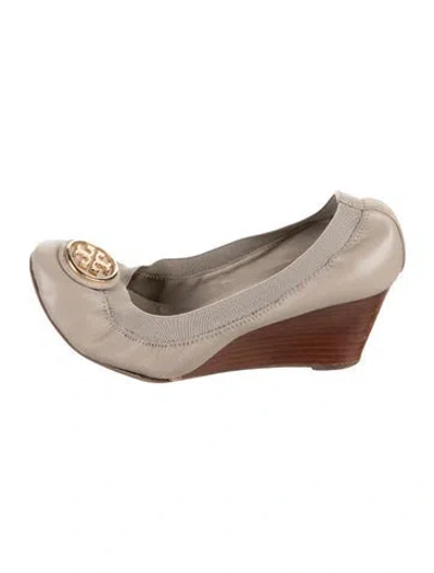 Pre-owned Tory Burch Leather Pumps In Neutral