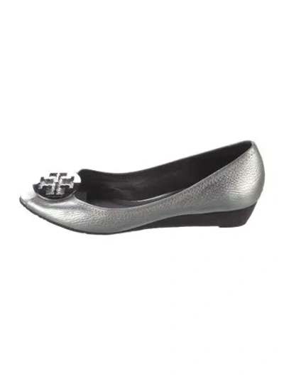 Pre-owned Tory Burch Leather Pumps In Silver