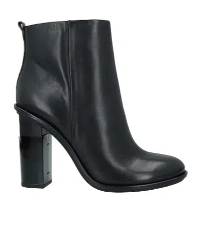 Tory Burch Minimalist Roundtoe Ankle Boots In Black