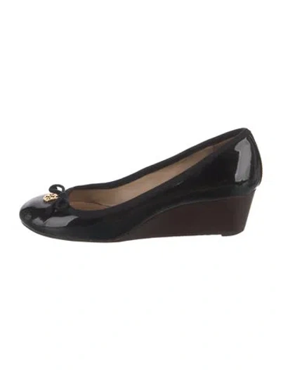 Pre-owned Tory Burch Patent Leather Bow Accents Pumps In Black