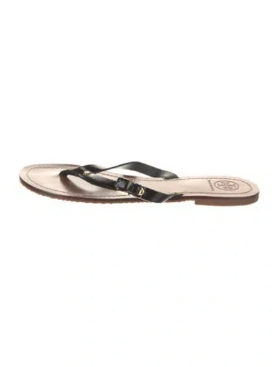 Pre-owned Tory Burch Patent Leather Flip Flops In Black