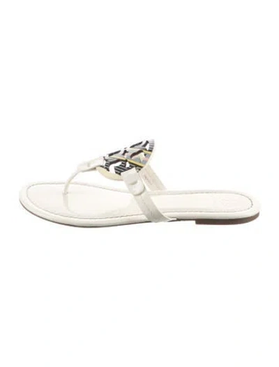 Pre-owned Tory Burch Patent Leather Graphic Print Flip Flops In White